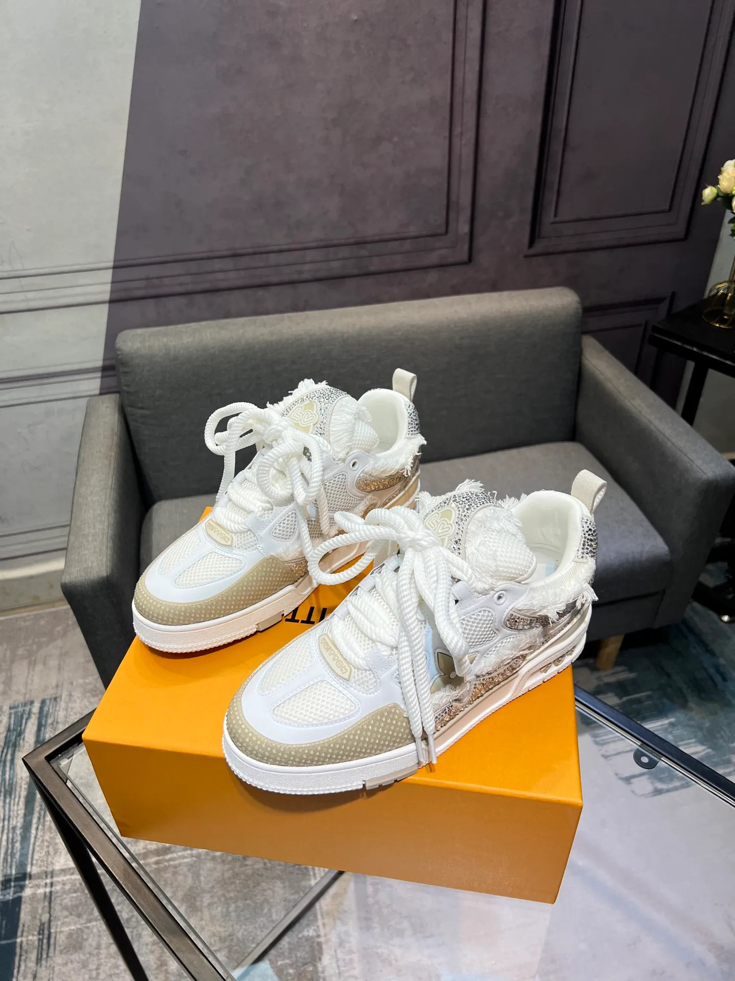 Men's men's shoes💰840 LV top version Jigglypuff new model Purchasing quality LV~Louis Vuitton LV TRAINER's best-looking sneakers, Donkey Brand strongly recommends new products, official website limited edition retro basketball sneakers! Both high-top and low-top models spent money to purchase 1:1 accurate reproductions of the originals. The details are invincible and full of sincerity. The imported custom-made original cowhide leather is the same as the original package. The details are 100% restored. The private model customizes the original one-piece TPU outsole. It is different from other brands. Without the original version, this effect cannot be achieved!                Men's and women's models 35-40 39-45 (46 is custom-made and cannot be returned or exchanged)
